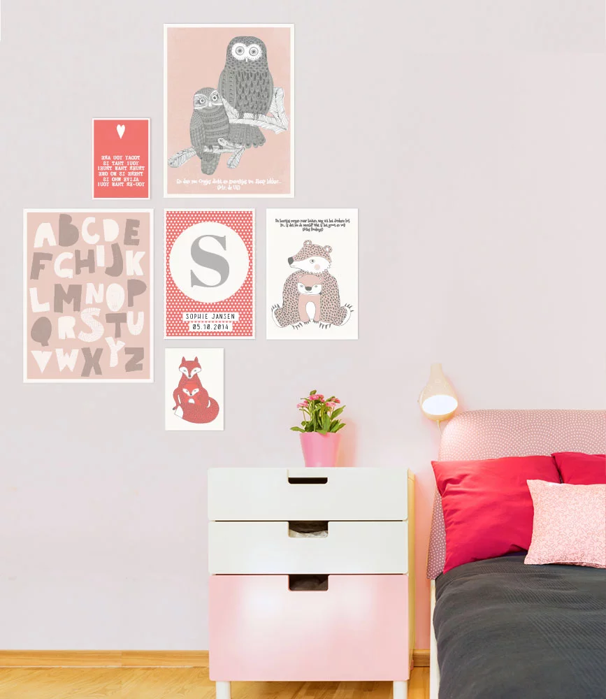 muurcollage met prints en posters in de kleuren rood en roze voor op de kinderkamer