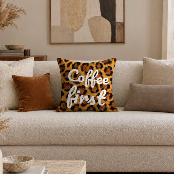 Statement Art Kussen – Coffee First – Sfeerfoto interieur Statement Art Kussen – Coffee First – Sfeerfoto interieur - Printcandy