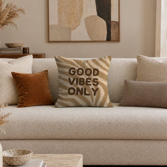 Statement Art Kussen – Good Vibes Only – Sfeerfoto interieur Statement Art Kussen – Good Vibes Only – Sfeerfoto interieur - Printcandy