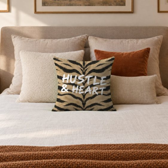 Statement Art Kussen – Hustle & Heart – Sfeerfoto interieur Statement Art Kussen – Hustle & Heart – Sfeerfoto interieur - Printcandy