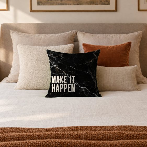 Statement Art Kussen – Make It Happen – Sfeerfoto interieur Statement Art Kussen – Make It Happen – Sfeerfoto interieur - Printcandy