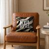 Statement Art Kussen – Never Settle – Sfeerfoto interieur Statement Art Kussen – Never Settle – Sfeerfoto interieur - Printcandy